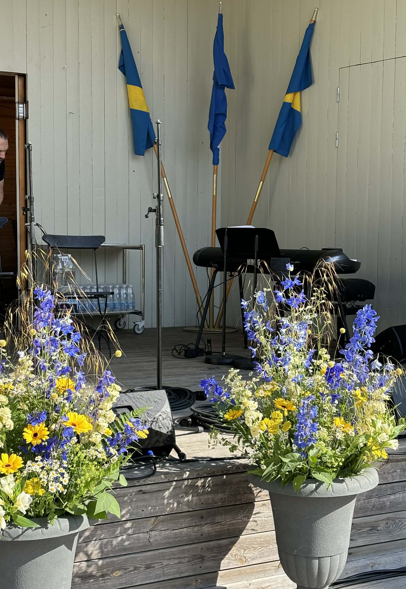 Nationaldagsblommor med svenska flaggor