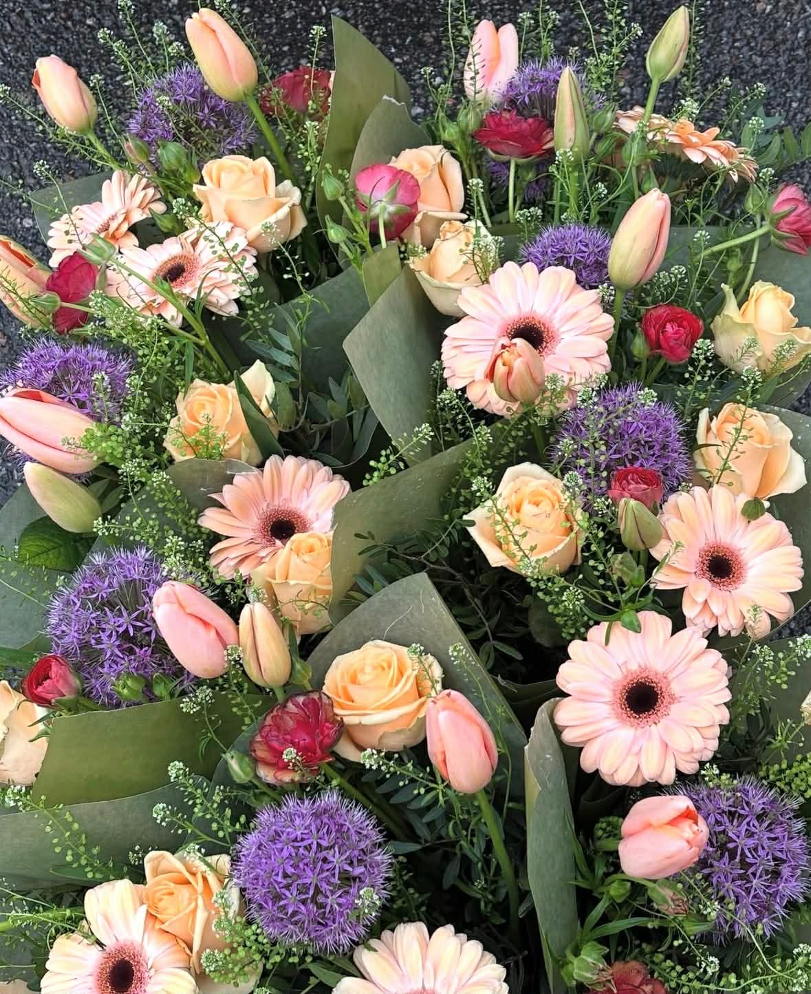 Begravningsbukett i pastell