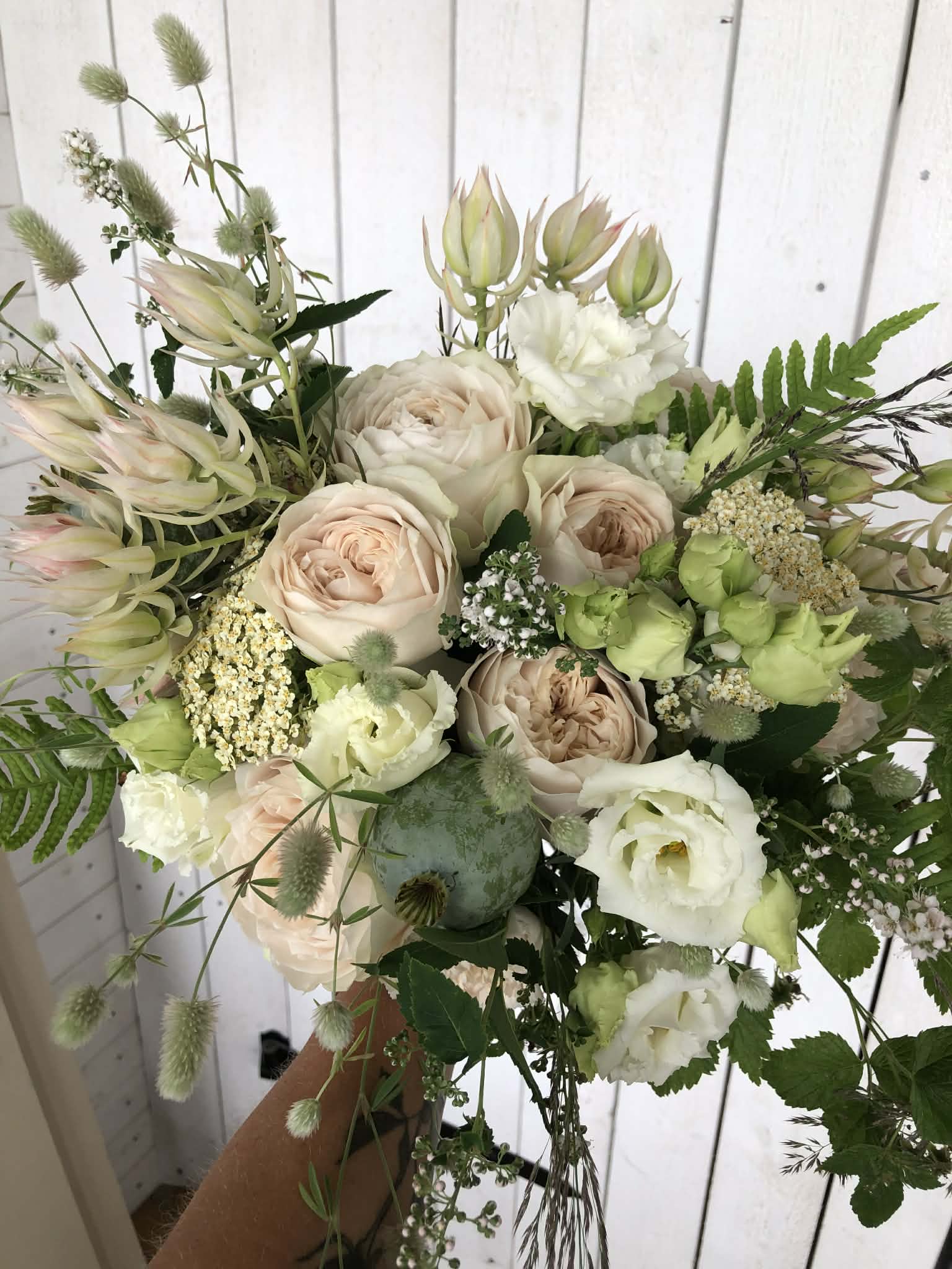 Brudbukett i vitt och cremé