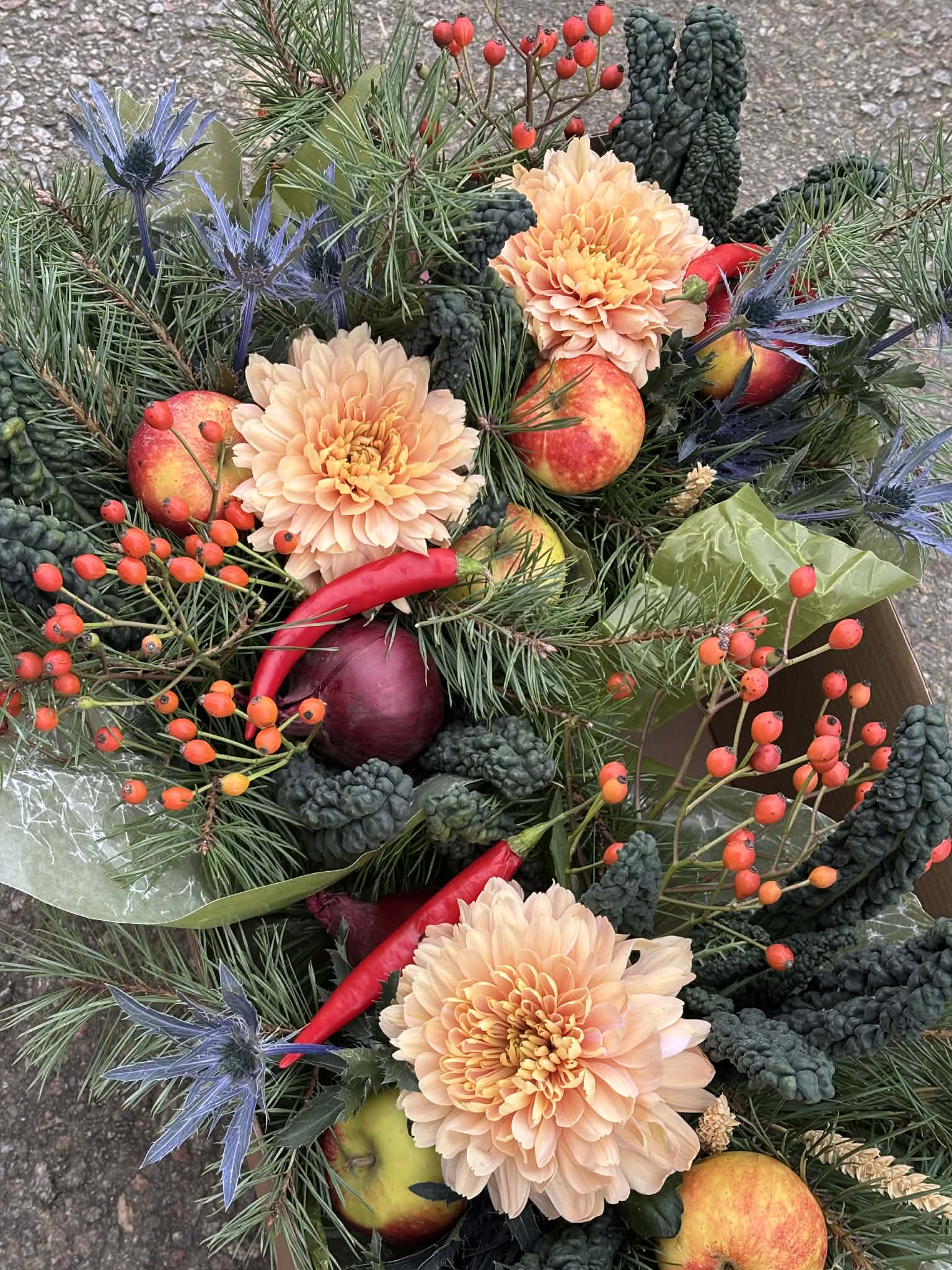 Höstarrangemang med dahlia och chili