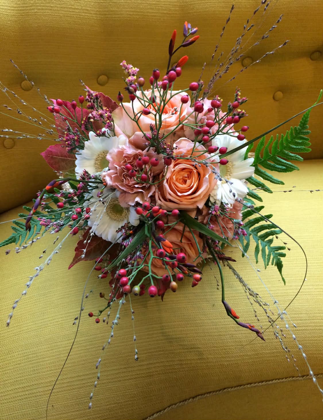 Höstbukett med rosor och ormbunke