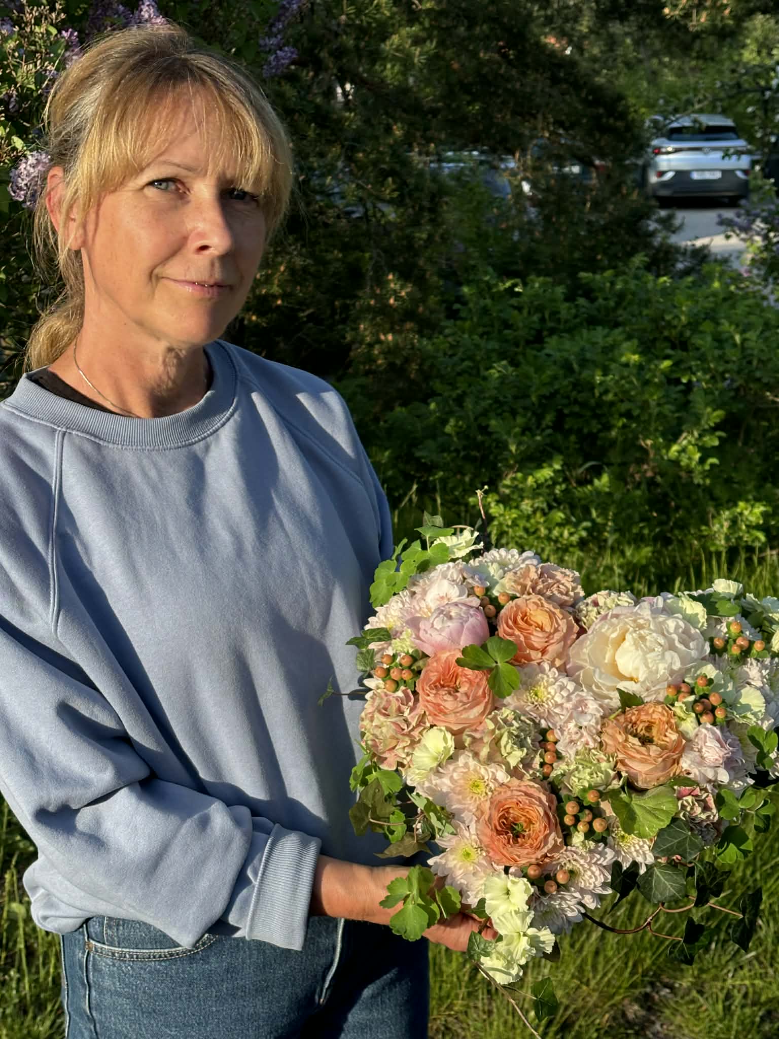 Suzanne Nörgaard med en brudbukett